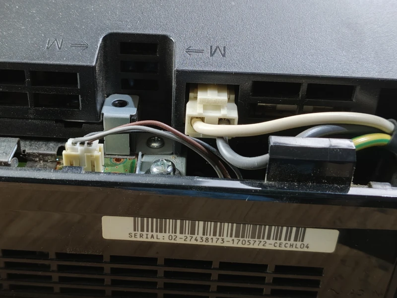 Wtyczka wysokiego napięcia, podłączona do zasilacza PlayStation 3 FAT