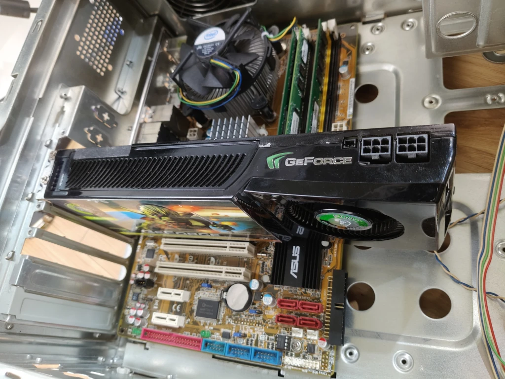 Karta graficzna GTX 260 umieszczona w slocie PCI express
