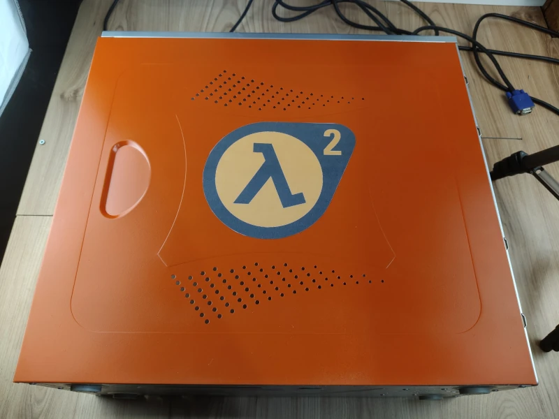 Naklejka z logiem Half-Life 2 na bocznej ściance komputera
